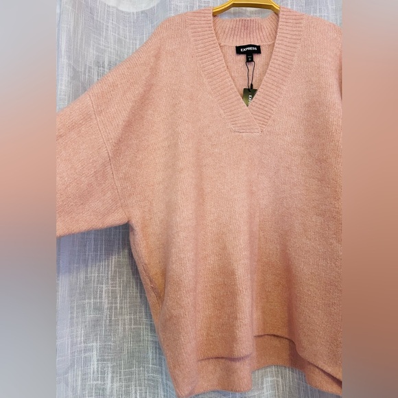 Express - (M) Soft Pink Oversized V-Neck Sweater - Picture 3 of 9